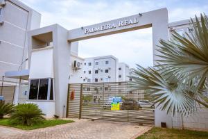 um prédio com uma placa que diz dynamiken real em APTO, 2/4, 2 ar-condicionados e bem localizado. em Palmas