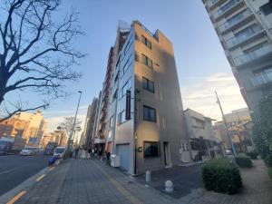 un edificio al lado de una calle de la ciudad en High Five Guest House, en Tokio