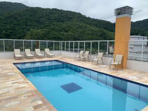 a swimming pool on the roof of a building at MORAMAR - PRAIA Das TONINHAS in Ubatuba