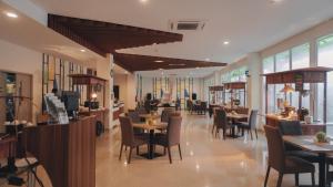 A restaurant or other place to eat at Patra Dumai Hotel