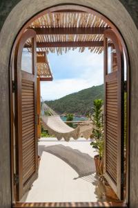 una puerta abierta con una hamaca y un patio en Baan Talay Resort & Yoga, en Ko Tao