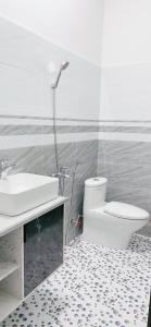 a bathroom with a toilet and a sink at Bao Dien Hotel Garden in Bảo Lộc