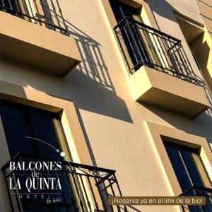 un bâtiment avec balcon et un panneau sur son côté dans l'établissement Balcones de la Quinta, à Ríohacha