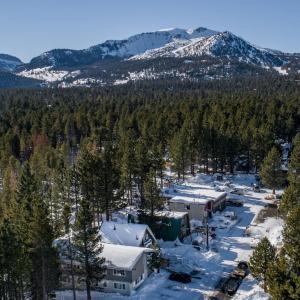 una vista aerea di un resort nella neve con una montagna di Cinnamon Bear Inn a Mammoth Lakes