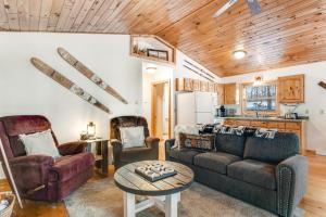 een woonkamer met een bank, 2 stoelen en een tafel bij Cabin on the Loop-Upper in Three Lakes
