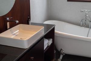 Koupelna v ubytování La Chronique Hotel