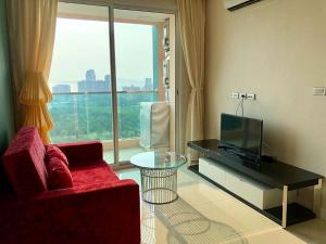 TV a/nebo společenská místnost v ubytování Grande Carribean condo sea view&park view Comfortable 1 bedroom apartment for 3 person with washing machine , kitchen and all utensils for the cooking