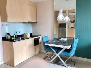 Kuchyň nebo kuchyňský kout v ubytování Grande Carribean condo sea view&park view Comfortable 1 bedroom apartment for 3 person with washing machine , kitchen and all utensils for the cooking