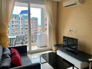 TV a/nebo společenská místnost v ubytování Grande Carribean condo sea view&park view Comfortable 1 bedroom apartment for 3 person with washing machine , kitchen and all utensils for the cooking