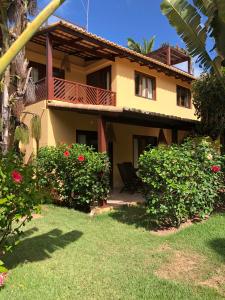 a house with a garden in front of it at Triplex vista mar no Pipa Beleza in Pipa
