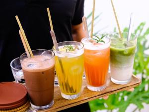 una bandeja con cuatro tipos diferentes de bebidas. en Laé Hostel en Tuy Hoa