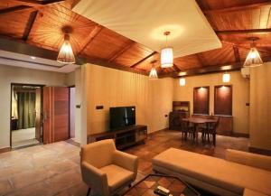 Televisyen dan/atau pusat hiburan di Hotel Sonar Bangla Sundarban