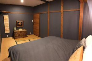 Ski In Ski Out Myoko. Luxury Chalet sleeps 12にあるベッド