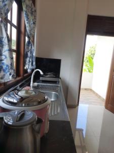 uma cozinha com um fogão e uma panela no balcão em Muthuarana Villa Matara em Matara