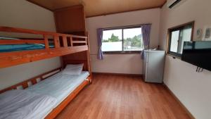 Postel nebo postele na pokoji v ubytování Kerama Backpackers