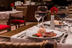 Comida no hotel ou em algum lugar perto