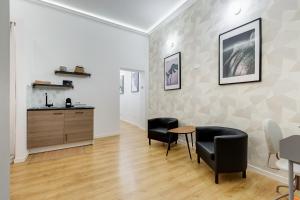 een woonkamer met een tafel en stoelen en een keuken bij ORAZIO INN SUITE in Rome +56 foto's