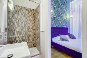 een badkamer met een bed, een wastafel en een spiegel bij ORAZIO INN SUITE in Rome