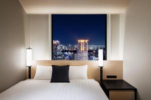 Hotel Hankyu RESPIRE OSAKA房間的床