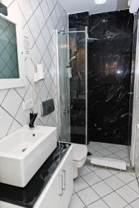 イスタンブールにあるタクシム スクエア ホット レジデンスのバスルーム(シンク、シャワー、トイレ付)