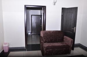 Residency Hotels Enugu Independence Layout的休息区