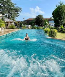 Der Swimmingpool an oder in der Nähe von Baan Nai Daeng Villa /Baannaidaengvilla