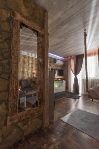 um quarto com uma parede de pedra e um espelho em Onore dell'amore 2 em Banja Koviljača