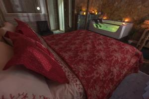Postel nebo postele na pokoji v ubytování Onore dell amore 2 apartman sa djakuzijem