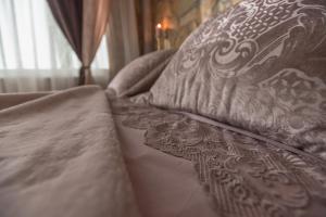 Postel nebo postele na pokoji v ubytování Onore dell amore 2 apartman sa djakuzijem