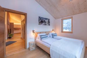 ein Schlafzimmer mit einem großen Bett und einem Fenster in der Unterkunft Gauensteiner Hof in Schruns-Tschagguns