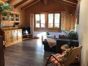 Lütschental的住宿－Ferienwohnung Stalden，带沙发和电视的客厅
