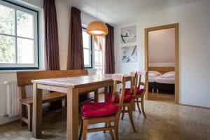 ein Esszimmer mit einem Tisch und Stühlen sowie ein Schlafzimmer in der Unterkunft Apartments Alpenpark Turrach by ALPS RESORTS in Brandstätter