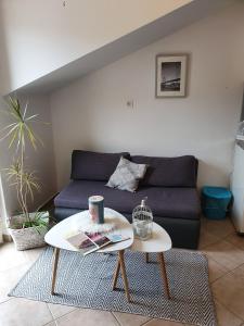 uma sala de estar com um sofá e uma mesa em Apartments Bell Memories em Cavtat