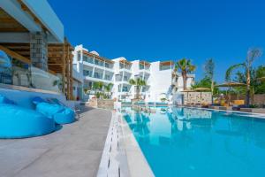 uitzicht op het zwembad van het resort bij Kouros Home & Suites in Faliraki