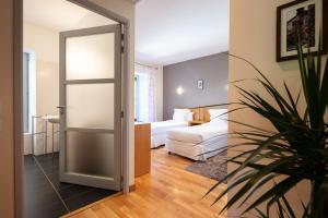 a room with a door leading to a bedroom at L'Ortensia in Saint-Gervais-sur-Mare