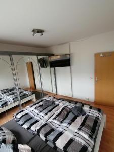 Un dormitorio con una cama con una manta. en schöne Ferienwohnung über den Dächern von Plauen, en Plauen