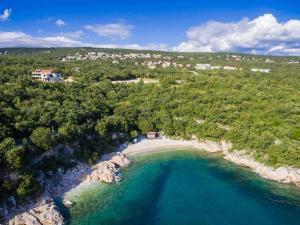 an aerial view of a beach with blue water at Comfy apartment in Krasica