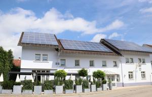 um edifício com painéis solares no telhado em Landgasthof Hirschen GbR em Hohentengen