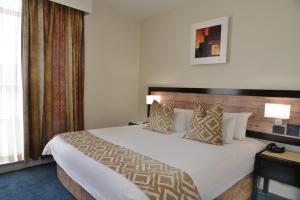 The Parktonian All Suite Hotel客房内的一张或多张床位