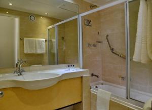 The Parktonian All Suite Hotel的一间浴室