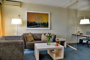 约翰内斯堡The Parktonian All Suite Hotel的带沙发和桌子的客厅