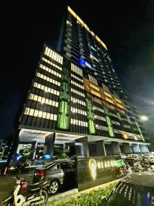 un grand bâtiment avec une voiture garée devant lui dans l'établissement Beacon Executive Suites, à George Town