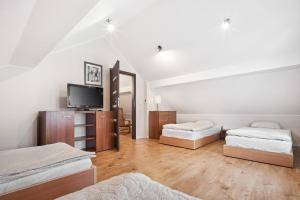 Habitación con 2 camas y TV. en Nocleg w Opolu en Opole