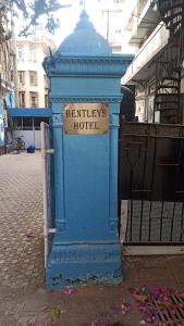 un edificio azul con un cartel que lee el hotel Berlin en Bentleys Hotel, en Bombay