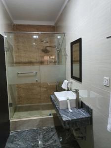 Koupelna v ubytování Residency Hotel Lagos Airport + 14 fotografií
