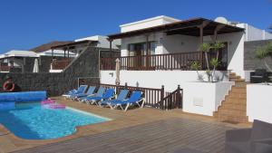 Bazén v ubytování Playa Blanca Vista Lobos Villa with sea view nebo v jeho okolí