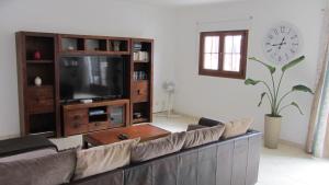 TV a/nebo společenská místnost v ubytování Playa Blanca Vista Lobos Villa with sea view