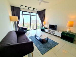 een woonkamer met een bank en een tv bij Beacon Executive Suites in George Town