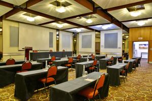 约翰内斯堡The Parktonian All Suite Hotel的一间有桌椅的会议室 更多37张照片