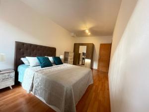 タラゴナにあるTarraco Apartmentのベッドルーム1室(青い枕のベッド1台付)